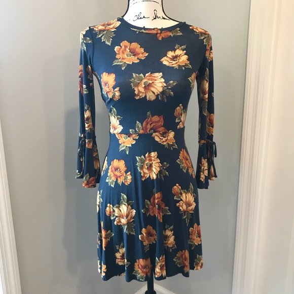 Forever 21 Floral Trumpet Sleeve Skater Dress - Picture 1 of 6